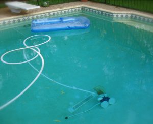 Pool with automatic vaccum.