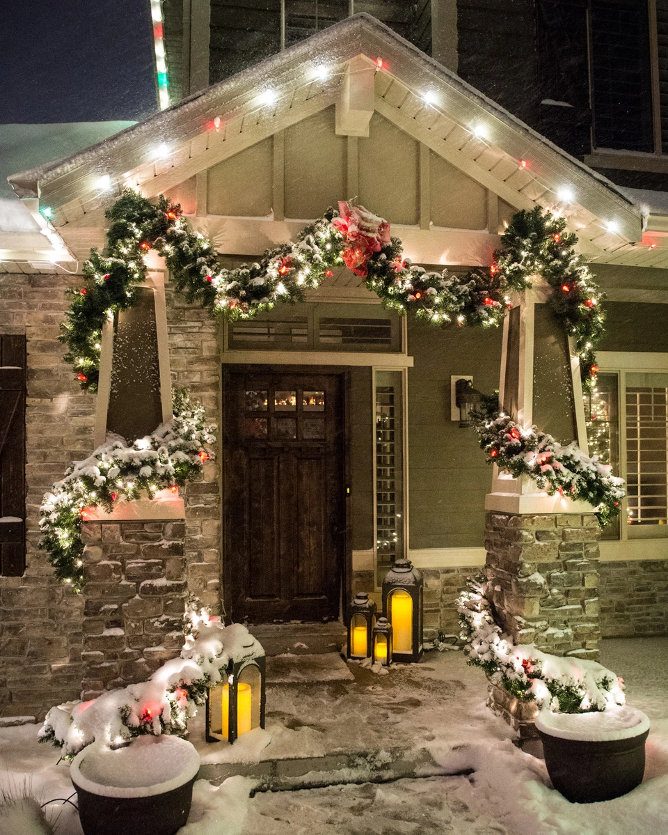 residential christmas lighting entryway