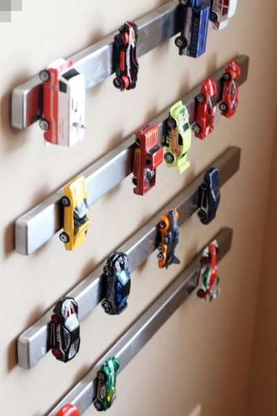 Hanging toy cars using magnet.